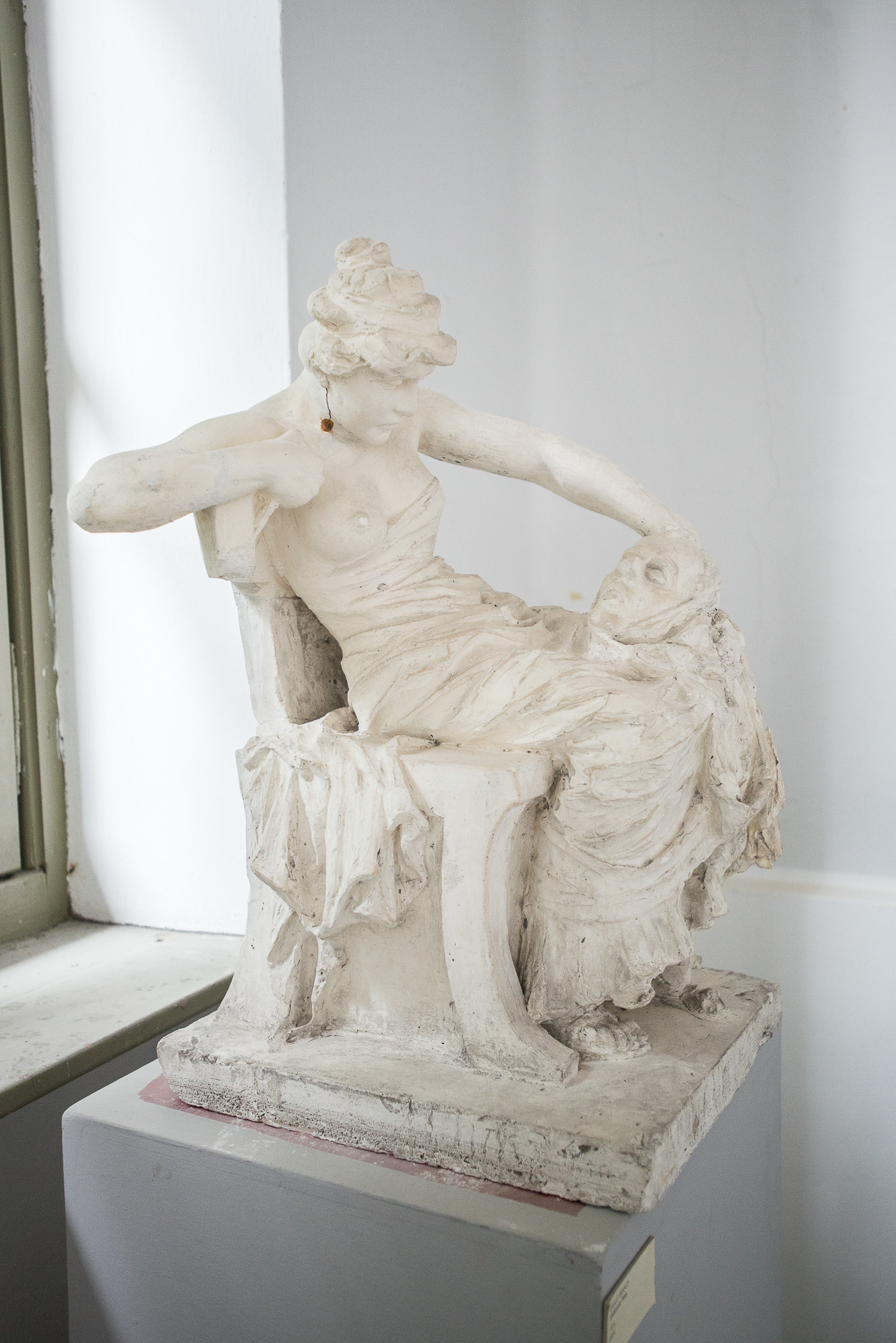 Ciceronis finis, Donna seduta con cranio d'uomo (scultura) di Branca Giulio - ambito italiano (seconda metà XIX)