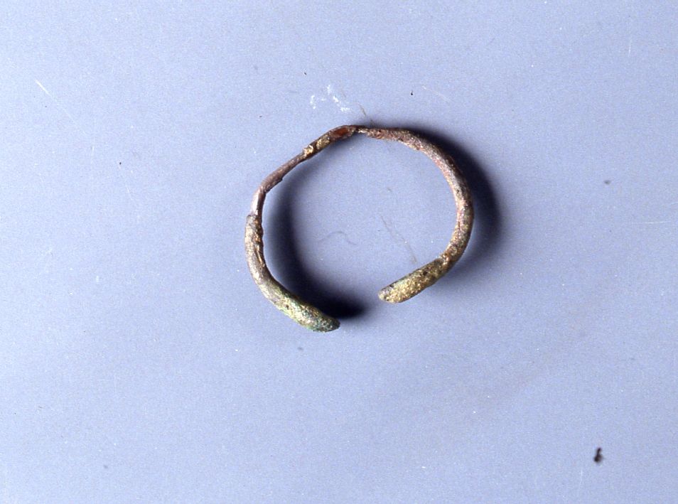 orecchino (IV-V)