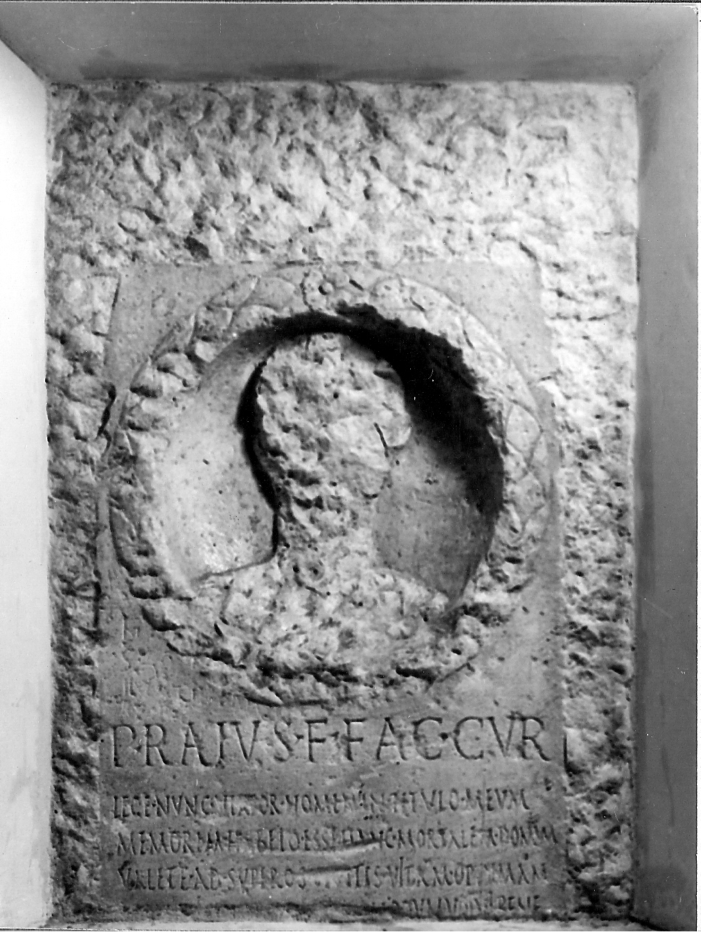 immagine clipeata (stele funeraria, opera isolata) - produzione Italia settentrionale (seconda metà, inizio sec. I, sec. II, sec. XVI)