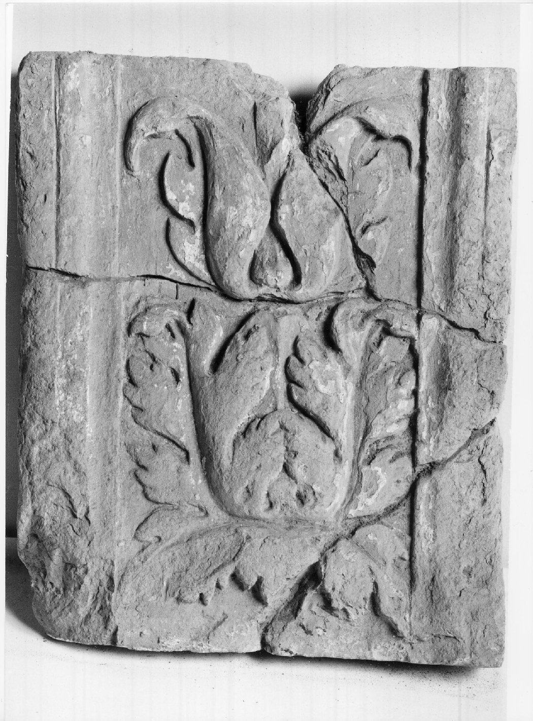 fregio con cespi di foglie (formella, frammento) - manifattura mantovana (secc. XV/ XVI)