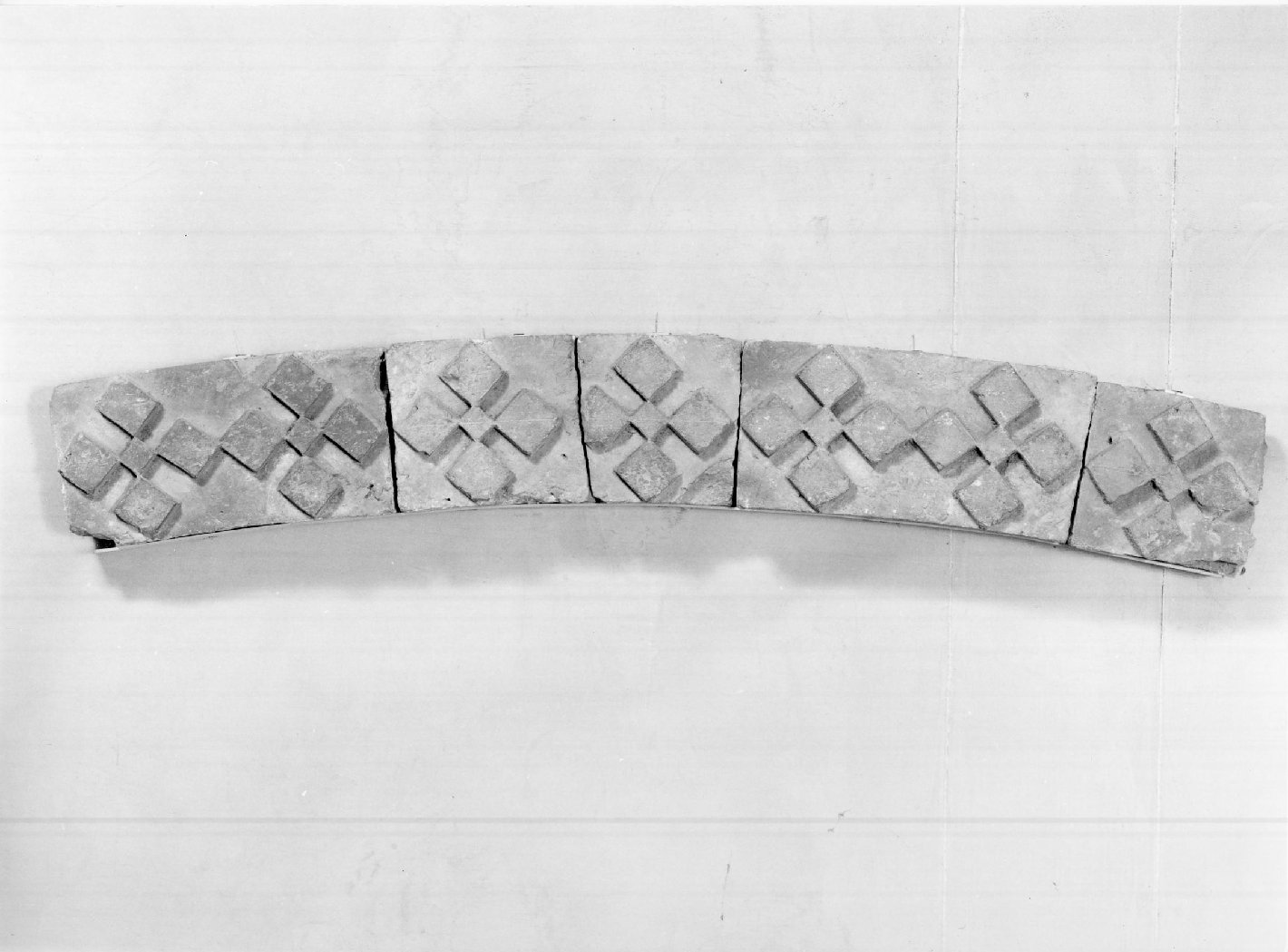 cornice architettonica, frammento - manifattura mantovana (secc. XIII/ XIV)