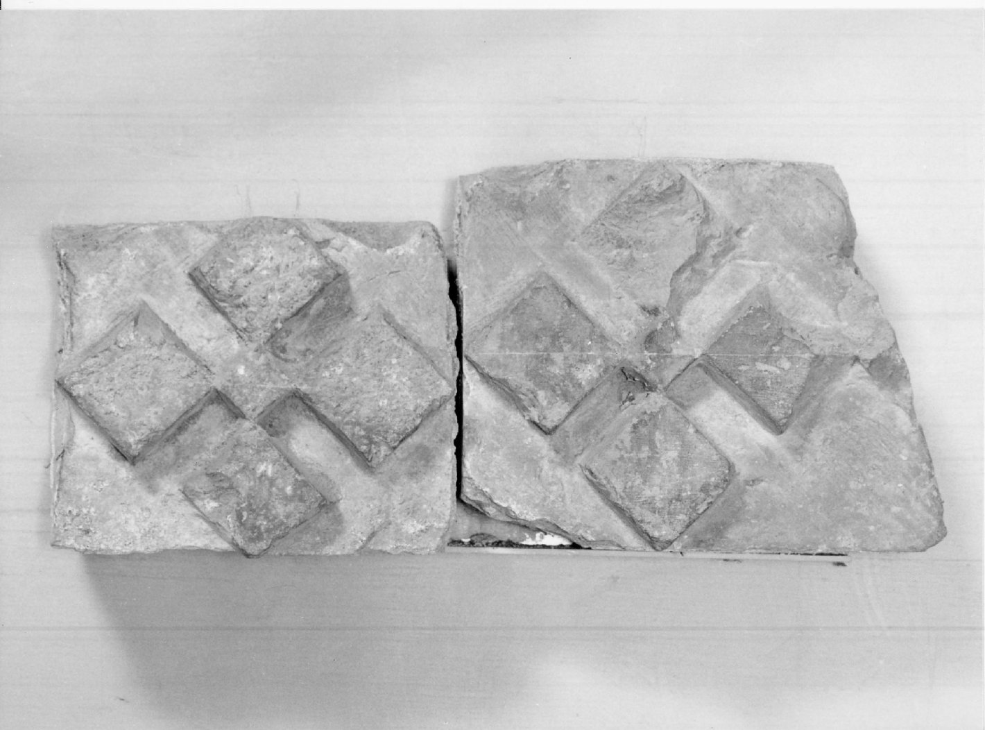 cornice architettonica, frammento - manifattura mantovana (secc. XIII/ XIV)