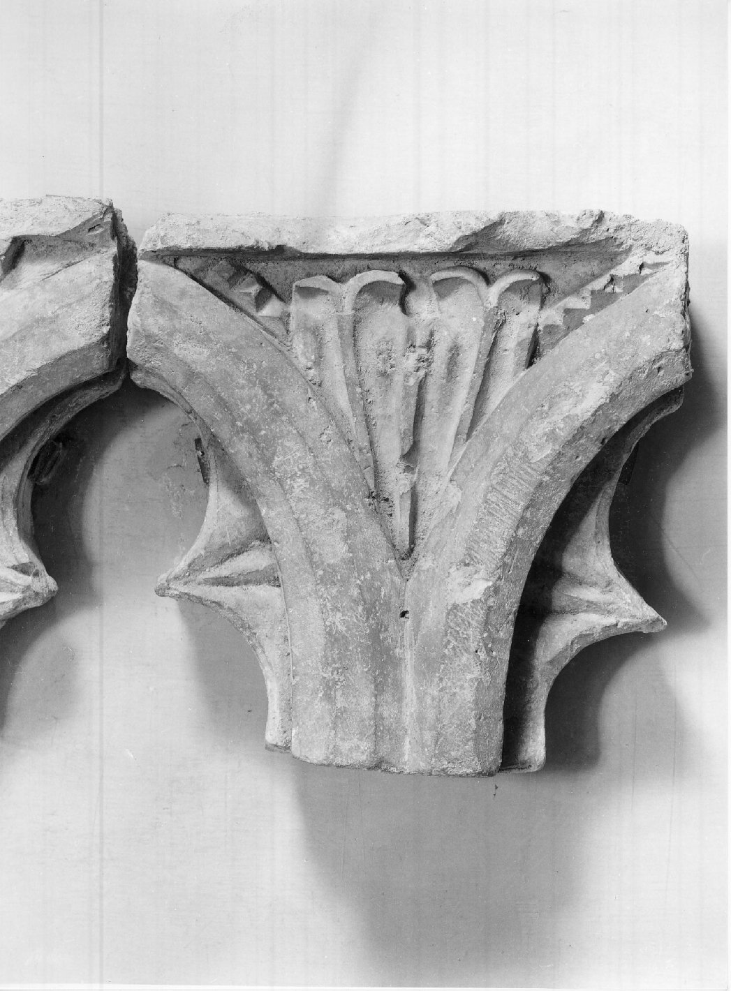 cornice architettonica, frammento - manifattura mantovana (secc. XIV/ XV)