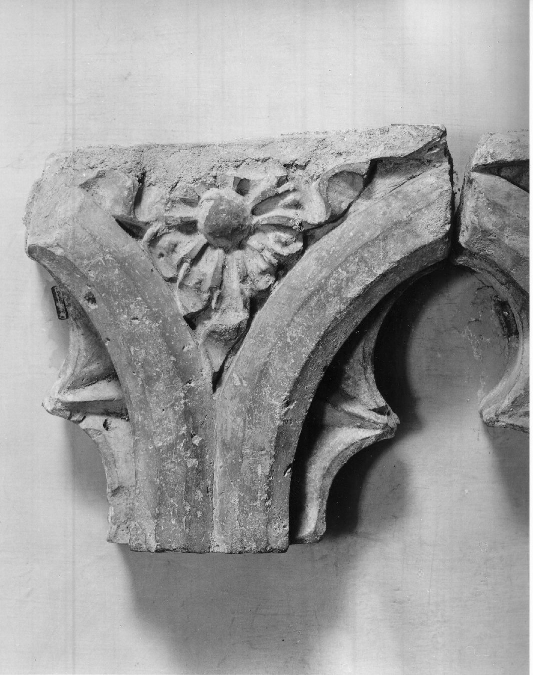 cornice architettonica, frammento - manifattura mantovana (secc. XIV/ XV)