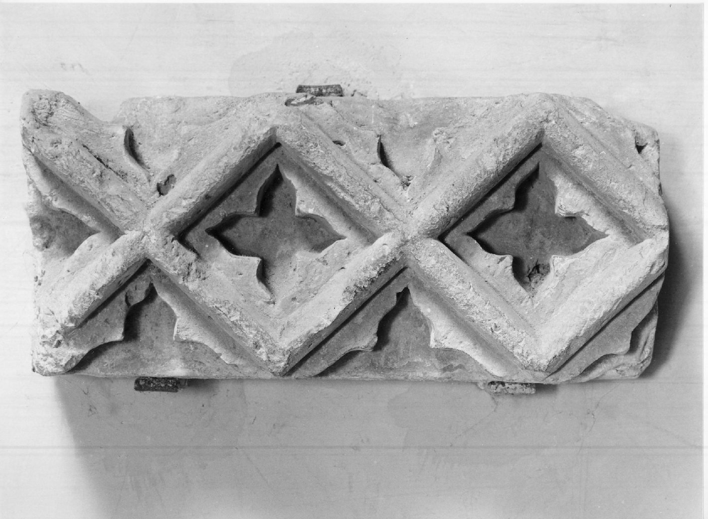 cornice architettonica, frammento - manifattura mantovana (secc. XIV/ XV)