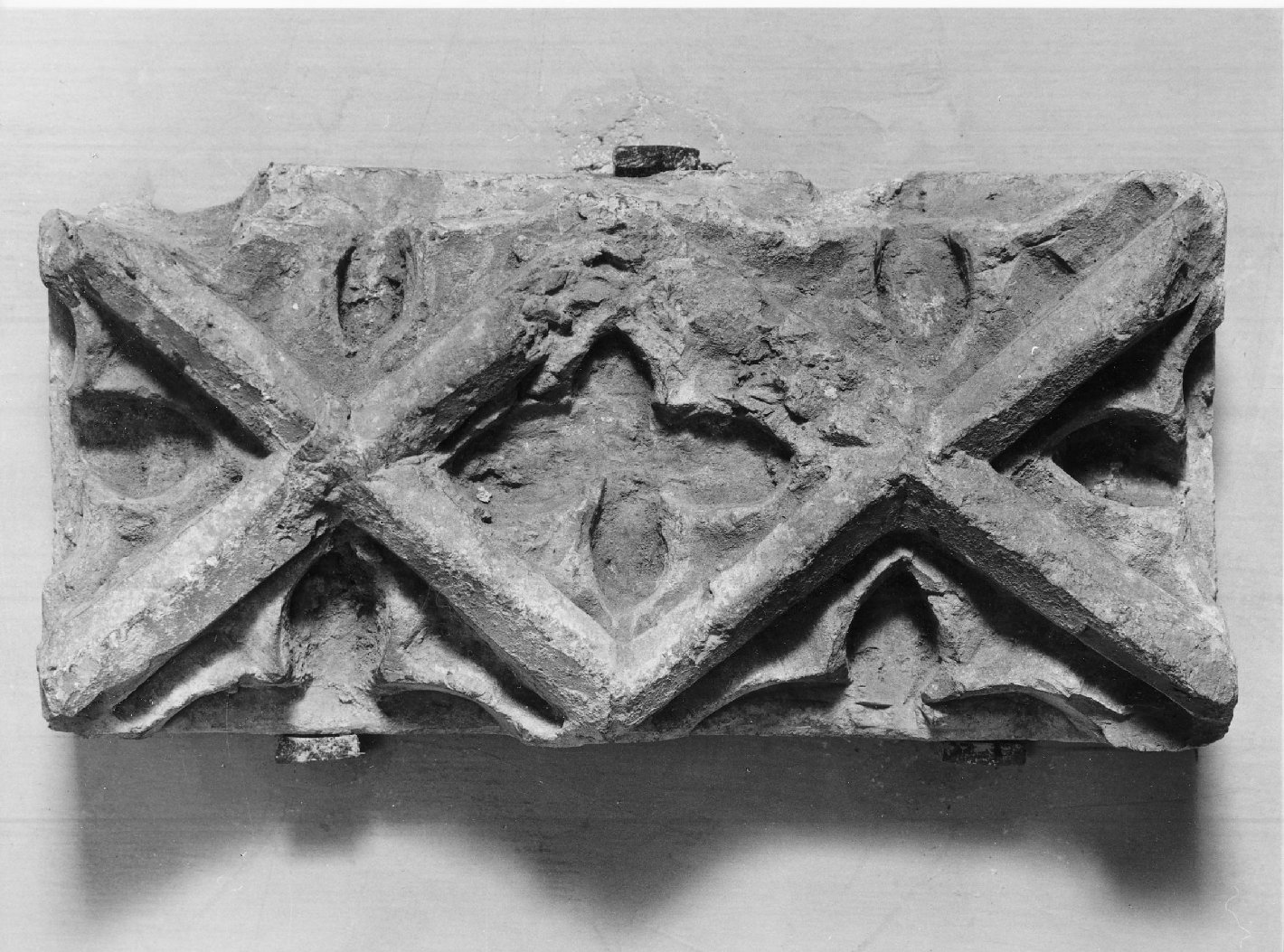 cornice architettonica, frammento - manifattura mantovana (secc. XIV/ XV)