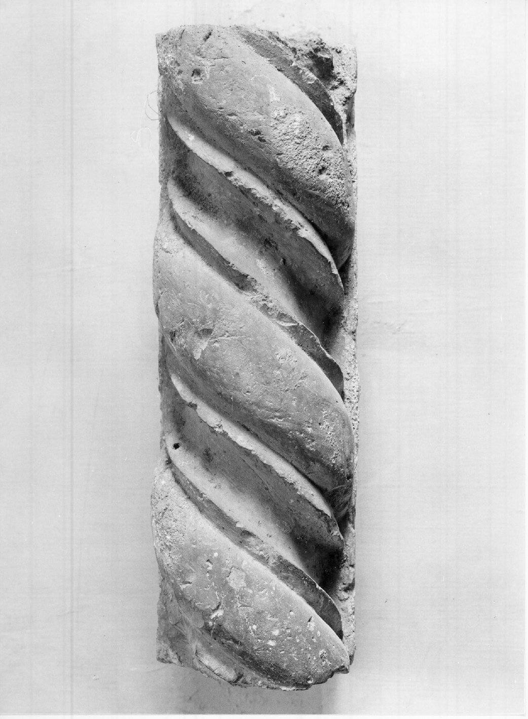 colonnina tortile, frammento - manifattura mantovana (secc. XIV/ XV)