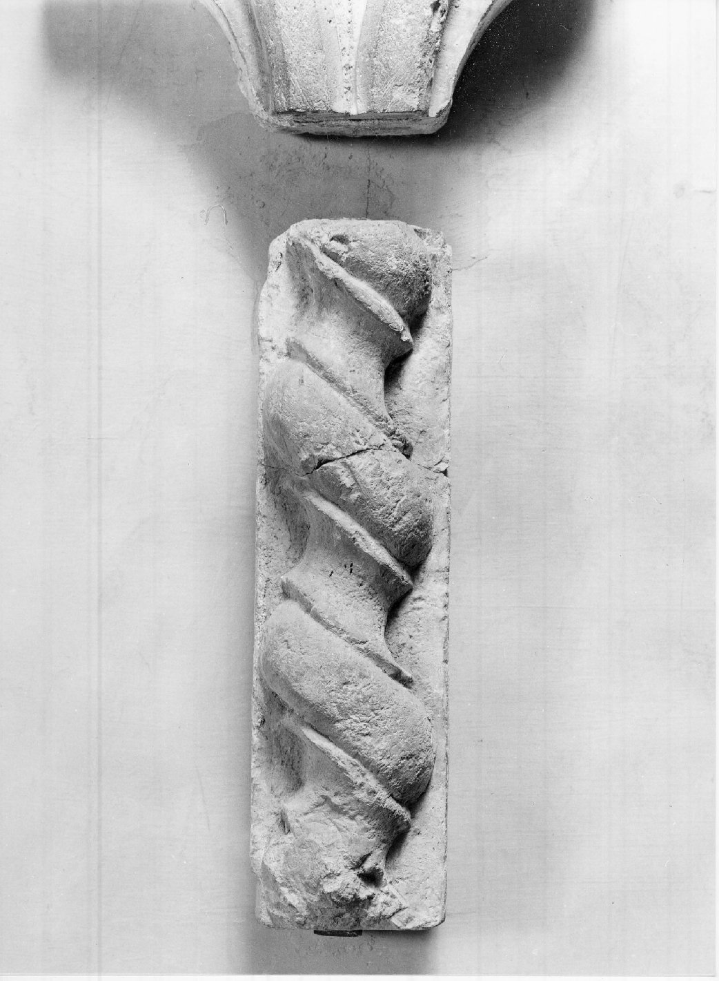 cornice architettonica, frammento - manifattura mantovana (secc. XIV/ XV)
