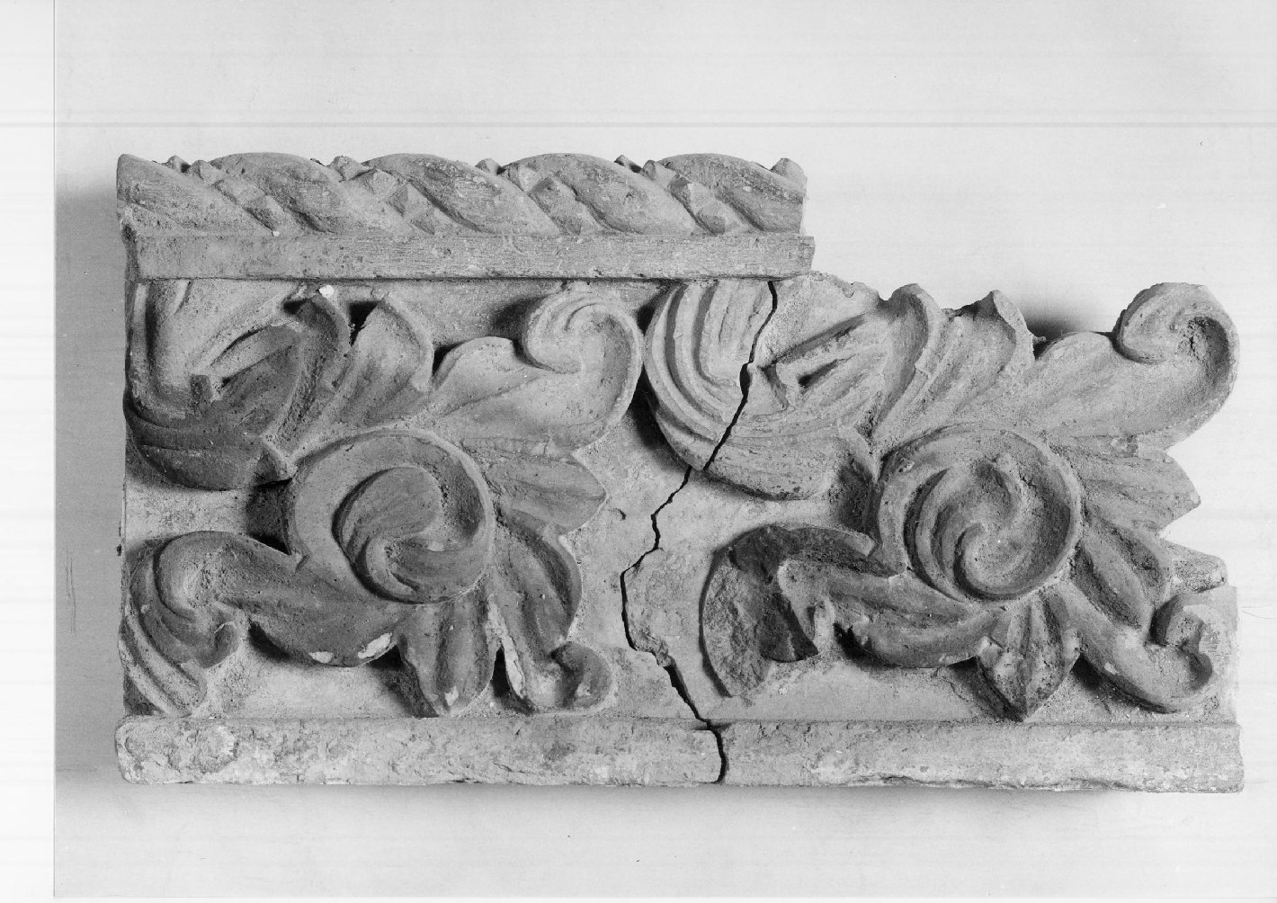 cornice architettonica, frammento - manifattura mantovana (secc. XIV/ XV)