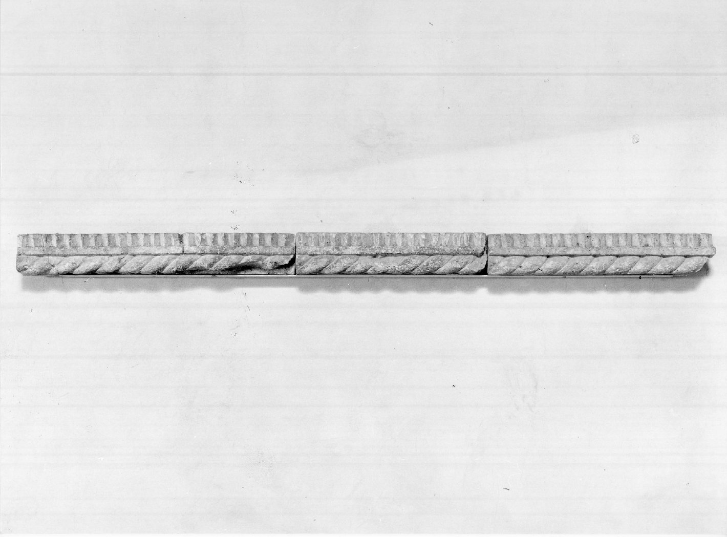cornice architettonica, frammento - manifattura mantovana (secc. XIV/ XV)