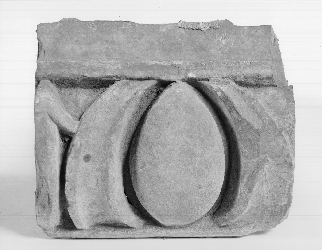 cornice architettonica, frammento - manifattura mantovana (secc. XV/ XVI)