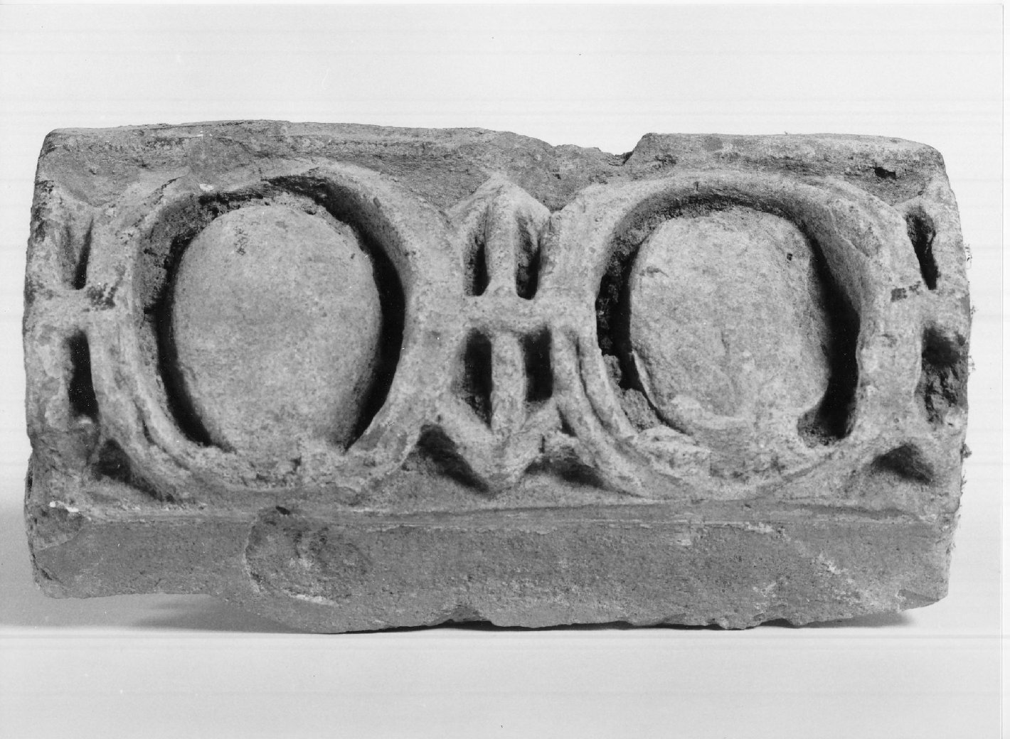 cornice architettonica, frammento - manifattura mantovana (secc. XV/ XVI)