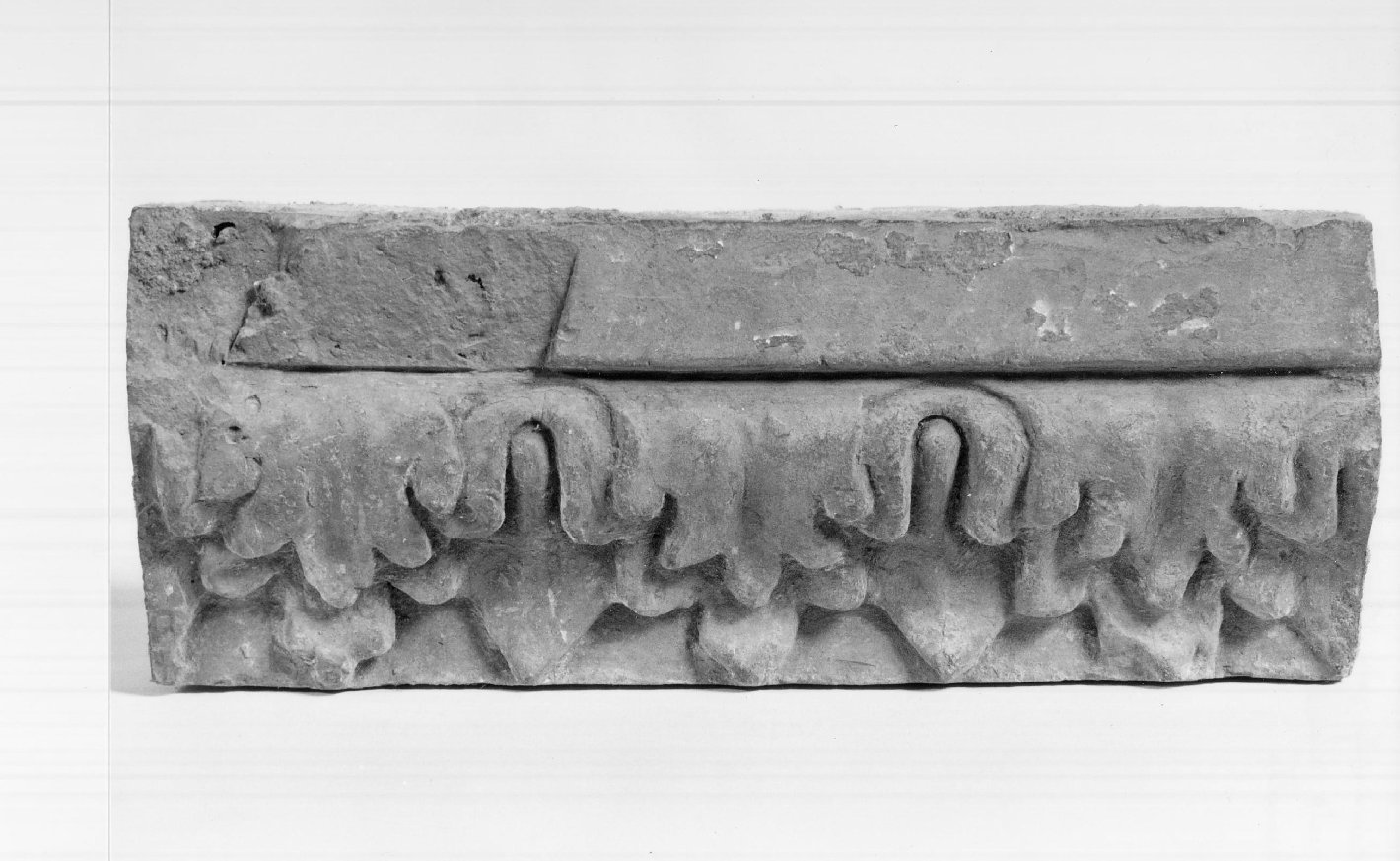 cornice architettonica, frammento - manifattura mantovana (secc. XV/ XVI)