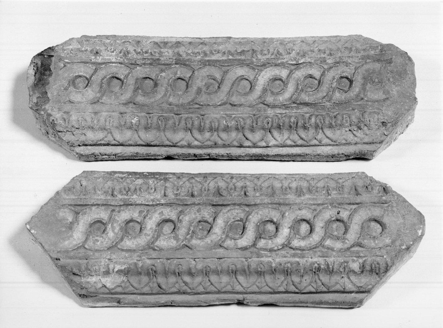 cornice architettonica, frammento - manifattura mantovana (secc. XV/ XVI)