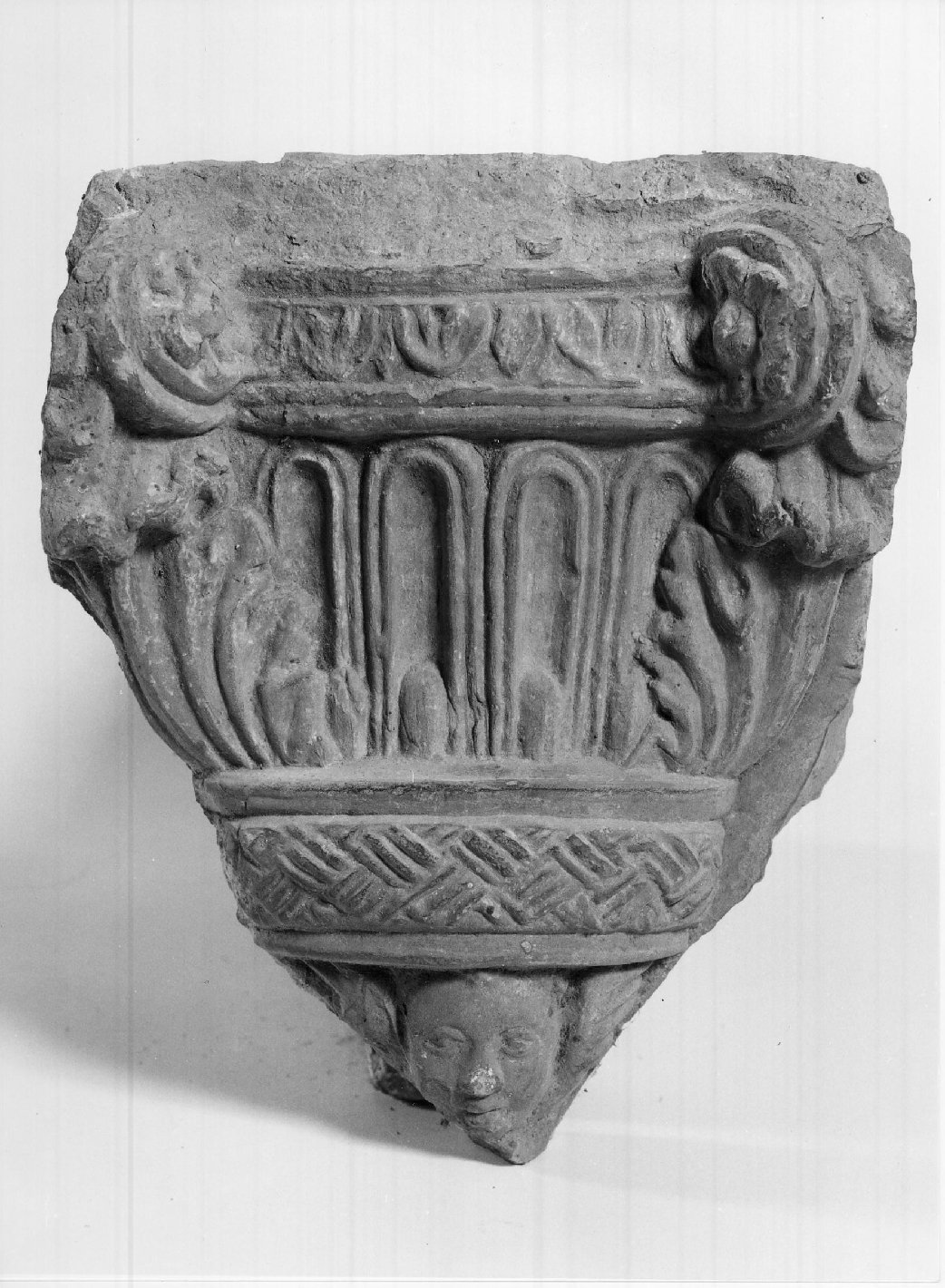 capitello, frammento - manifattura mantovana (seconda metà sec. XV)