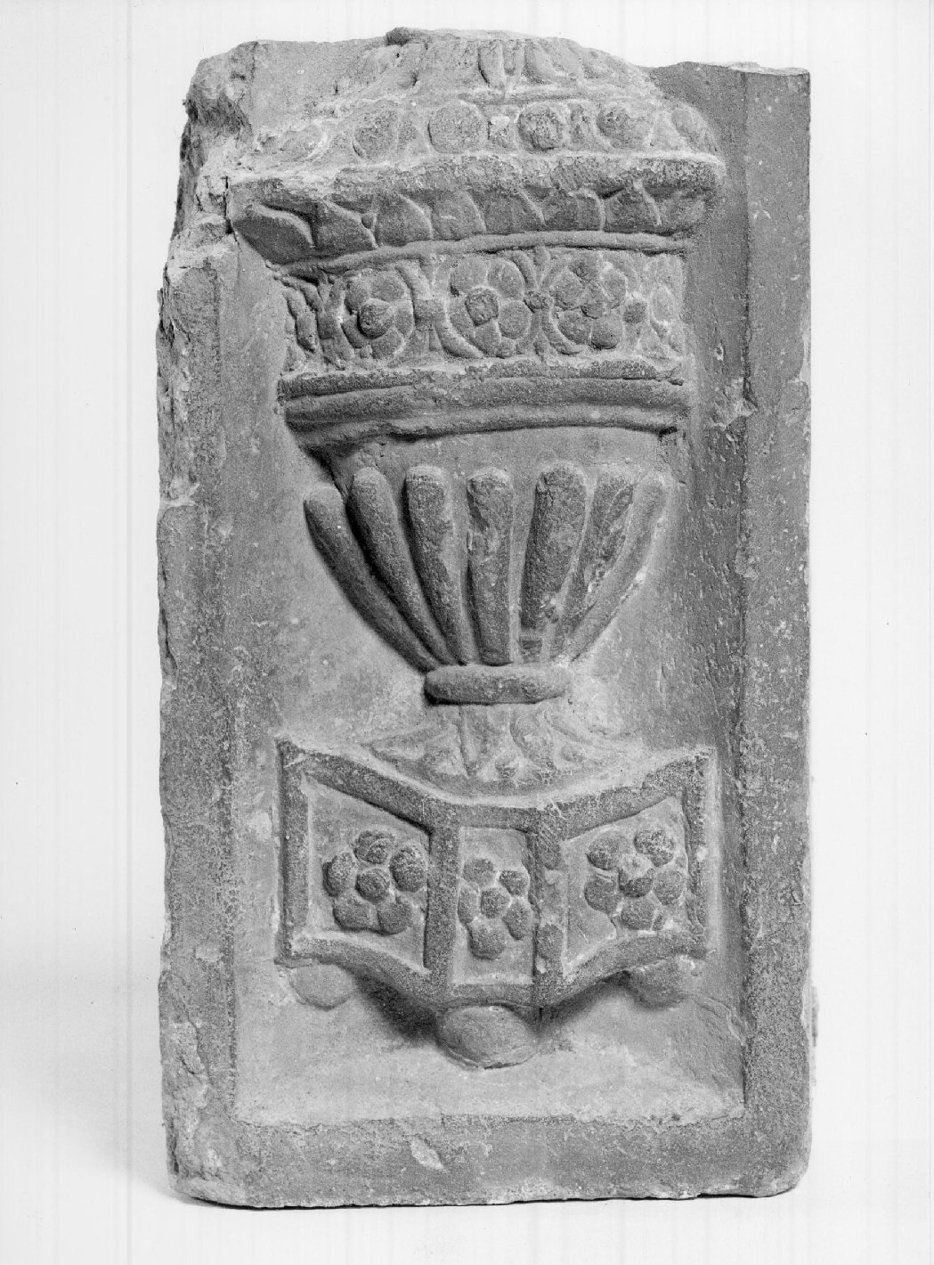 cornice architettonica, frammento - manifattura mantovana (secc. XV/ XVI)