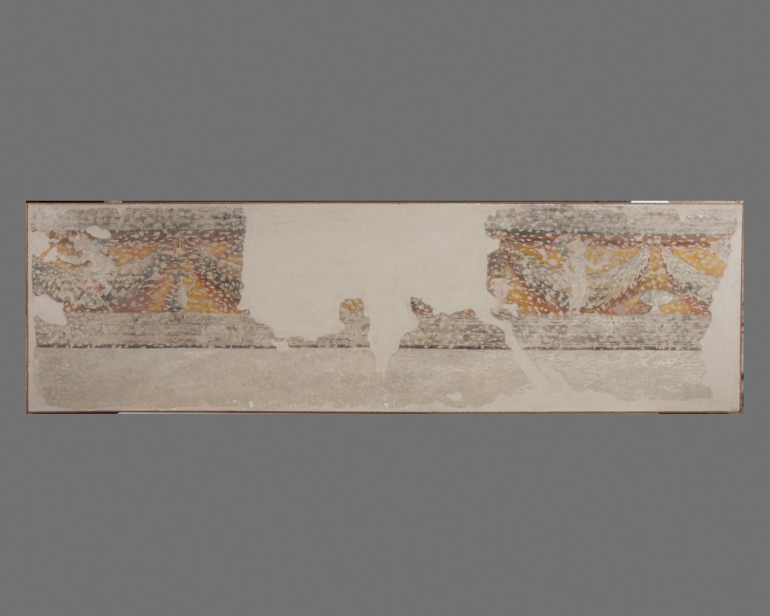 Fregio ornamentale con putti e festoni appesi ad anelli, con coppe e tazze, su fondo giallo (dipinto, frammento) - ambito mantovano (secc. XV/ XVI)
