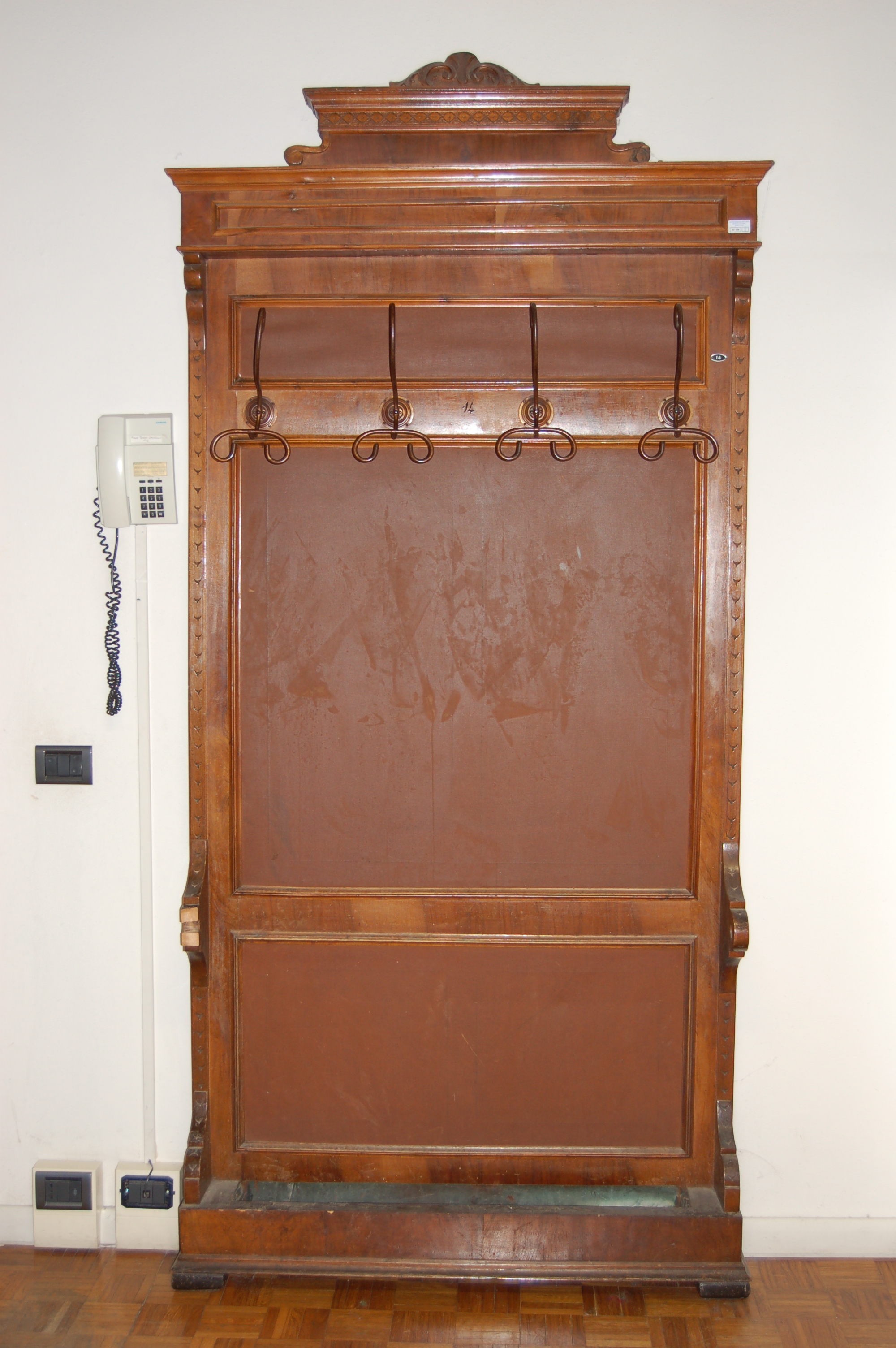 attaccapanni - da parete, opera isolata - ambito lombardo (primo quarto sec. XX)