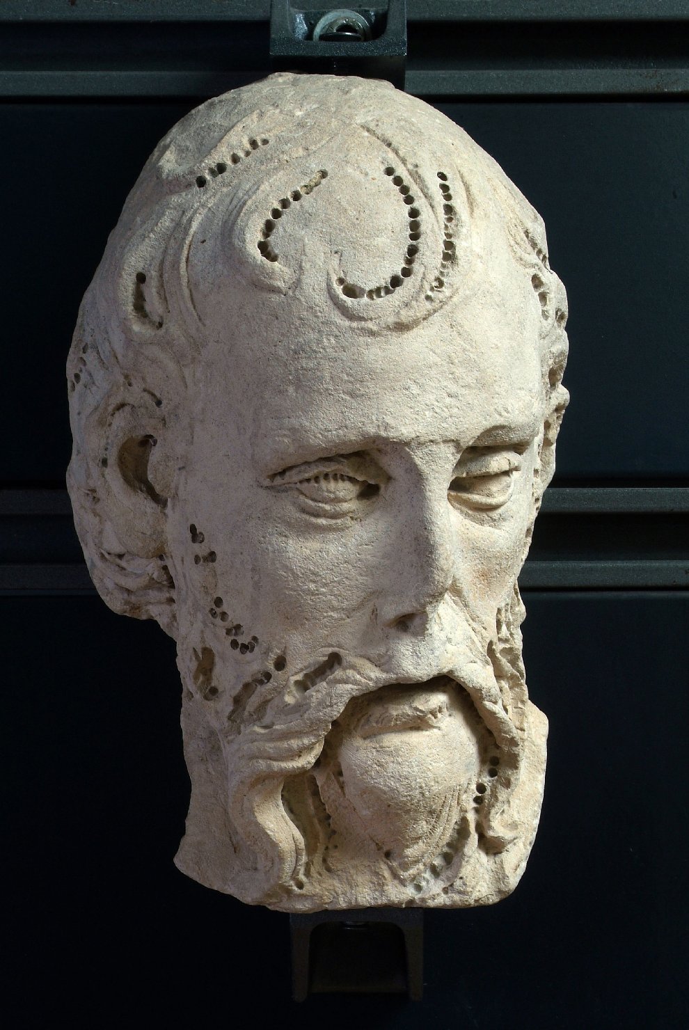 testa d'uomo (scultura, elemento d'insieme) di Agostino di Duccio (attribuito) (seconda metà sec. XV)