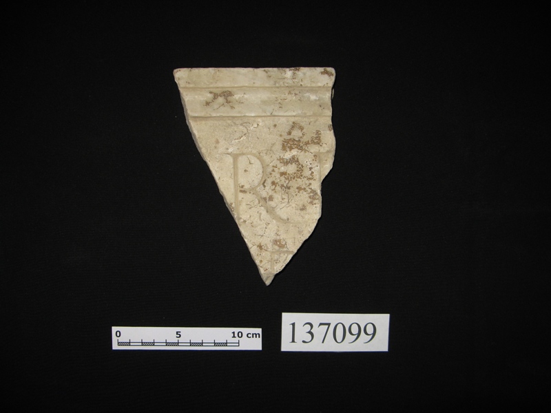 lastra modanata con iscrizione/frammento 