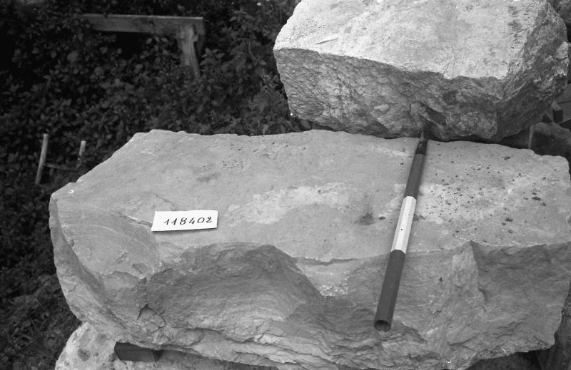 blocco con iscrizione 