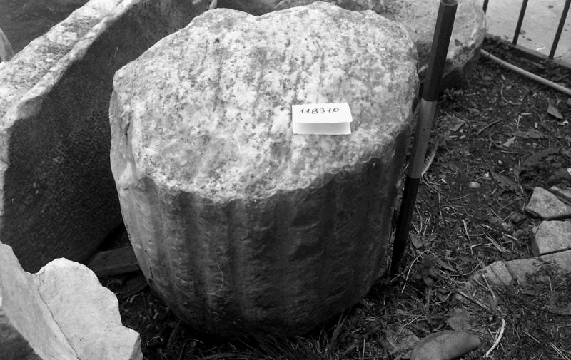 fusto scanalato di colonna/frammento 