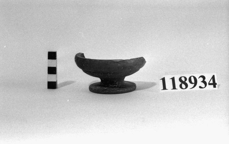 coppetta su piede (VI sec. a.C)