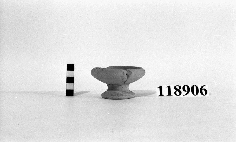 coppetta su piede (VII sec. a.C.-VI sec. a.C)