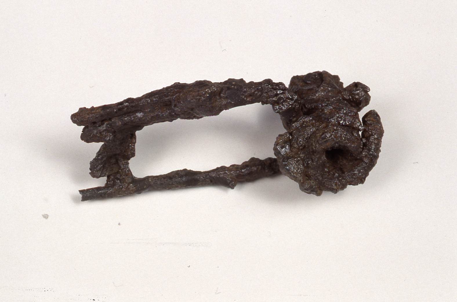 Fibula a schema Medio La Tène, Feugère 1 - cultura di La Tène C1 (seconda metà Sec. III a.C)