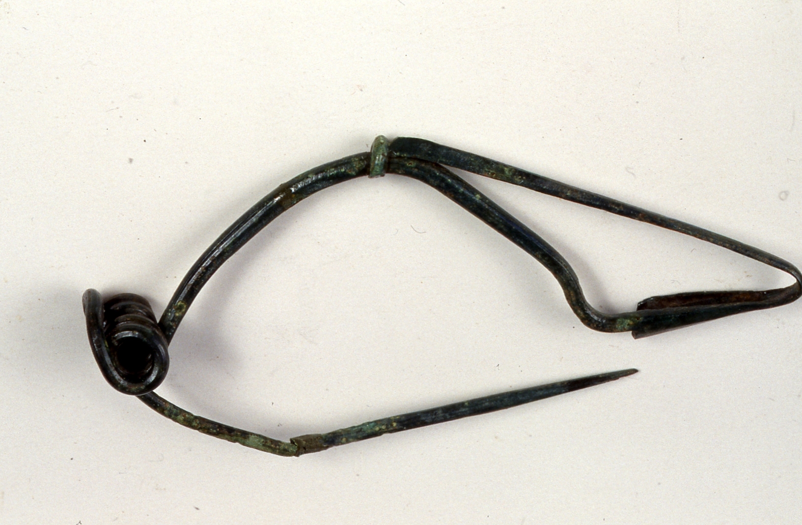 * (Fibula, Feugère 2) - cultura di La Tène D1 (fine/inizio Sec. II/I a.C)