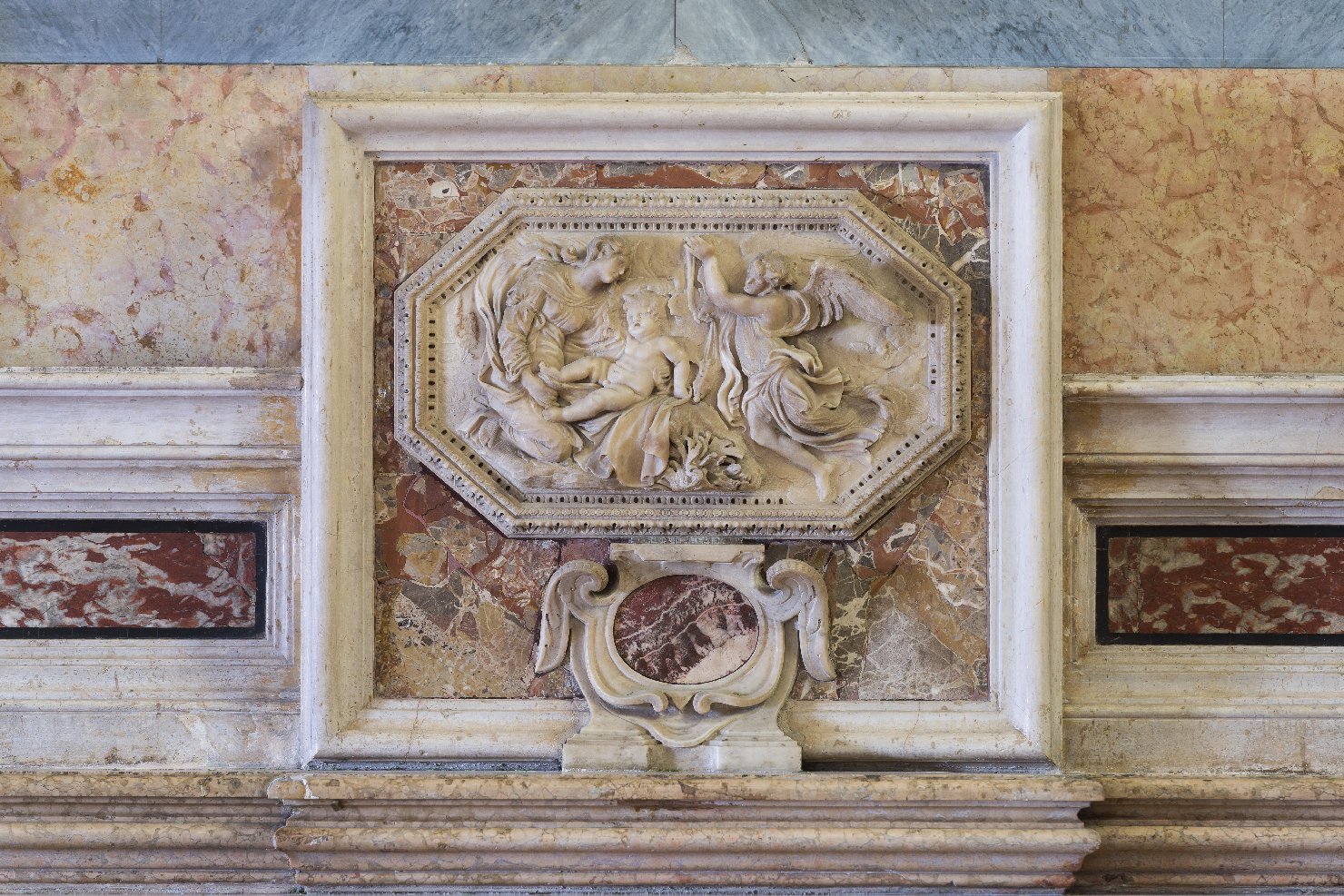 Madonna con Bambino e un angelo (rilievo) - ambito modenese (secc. XVI/ XVII)