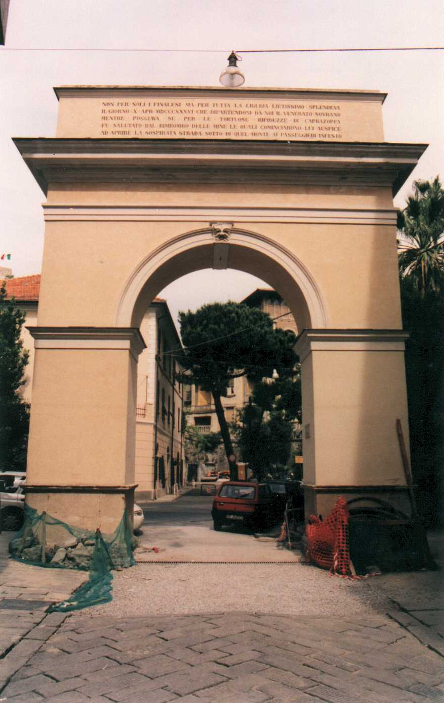 Arco di Carlo Alberto (arco, monumentale) - Finale Ligure (SV)  (XIX, metà)