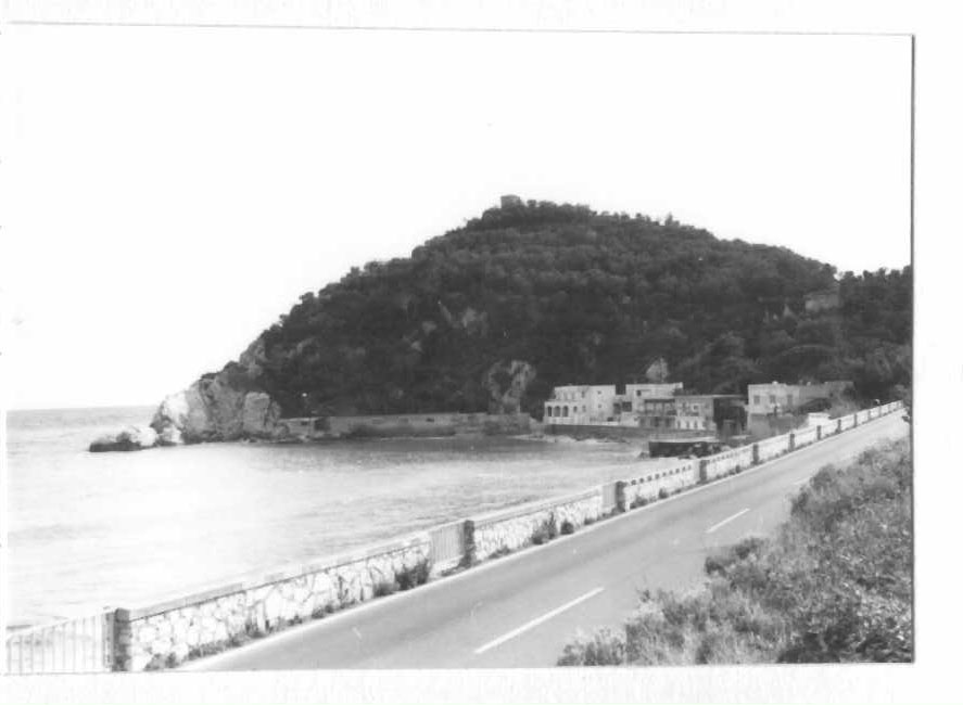 Porta e vestigia nel seno di levante (porto/vestigia, costiero) - Finale Ligure (SV)  (-)