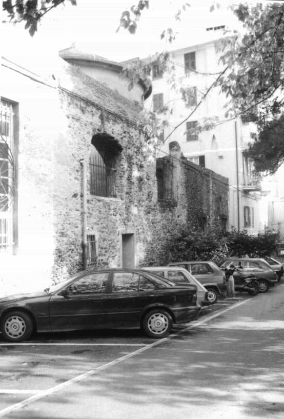 Resti delle mura inglobati nell'abside della parrocchia di S. Ambrogio (mura) - Varazze (SV)  (XII)