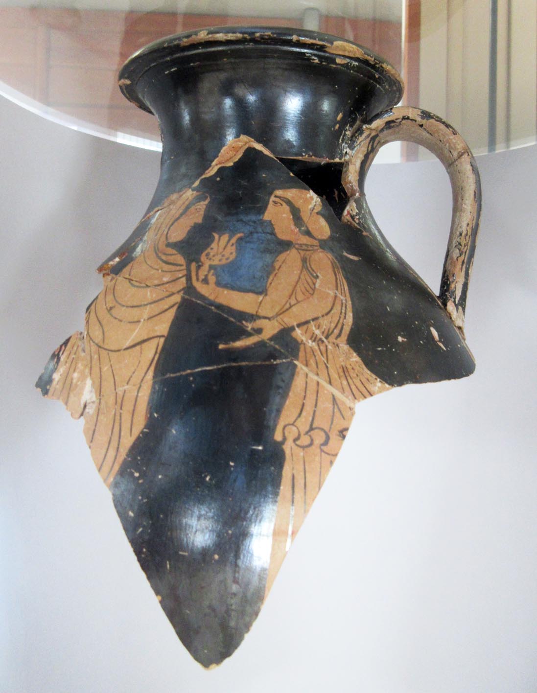 figura femminile porge un fiore di loto ad altra figura (pelike) - Gruppo del Pilastro della Civetta (metà V a.C)