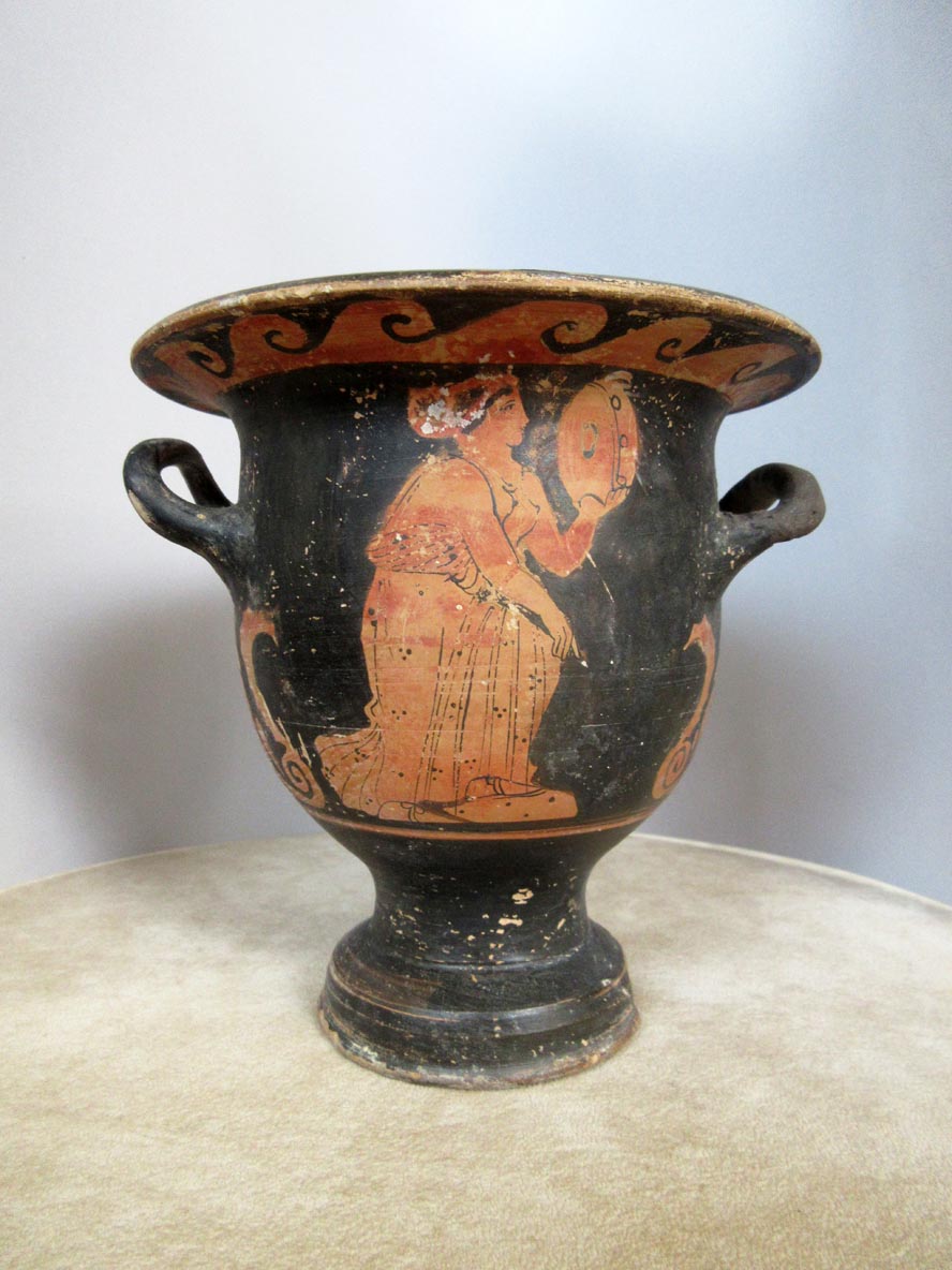 figura femminile con tamburello/ figura maschile ammantata (craterisco) - produzione campana (terzo quarto IV a.C)