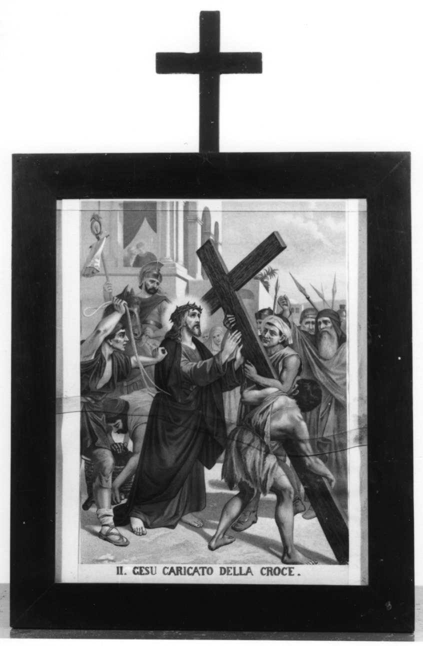 stazione II: Gesù caricato della croce (stampa a colori, elemento d'insieme) - ambito piemontese (primo quarto sec. XX)