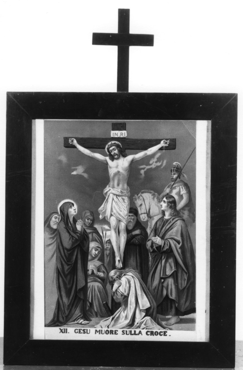 stazione XII: Gesù innalzato e morto in croce (stampa a colori, elemento d'insieme) - ambito piemontese (primo quarto sec. XX)