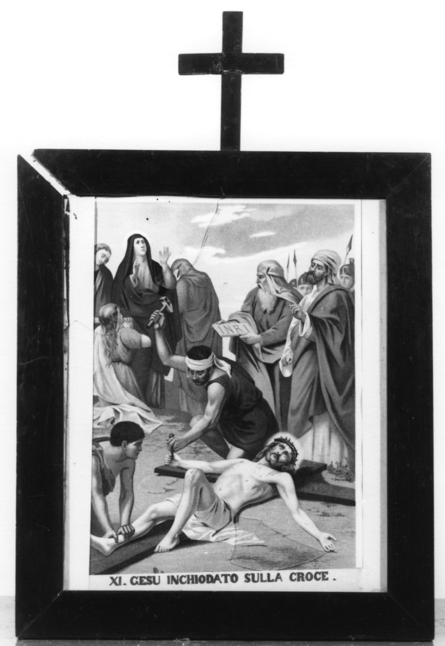 stazione XI: Gesù inchiodato alla croce (stampa a colori, elemento d'insieme) - ambito piemontese (primo quarto sec. XX)