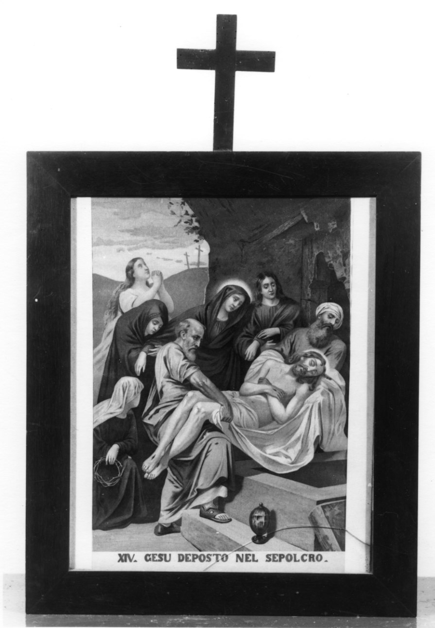 stazione XIV: Gesù deposto nel sepolcro (stampa a colori, elemento d'insieme) - ambito piemontese (primo quarto sec. XX)