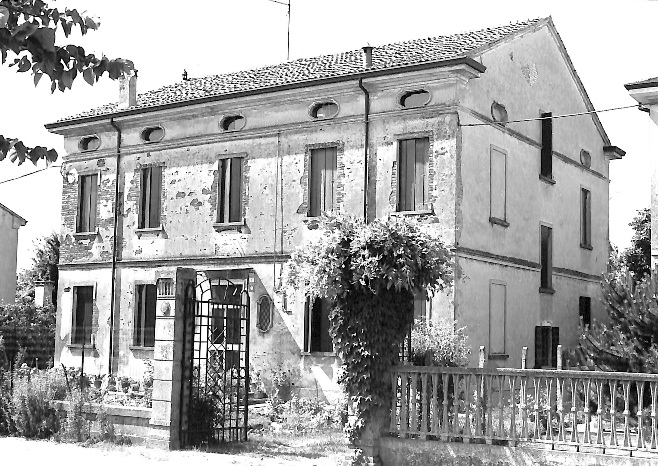 casa, signorile - Castelnovo Bariano (RO)  (XX, inizio)