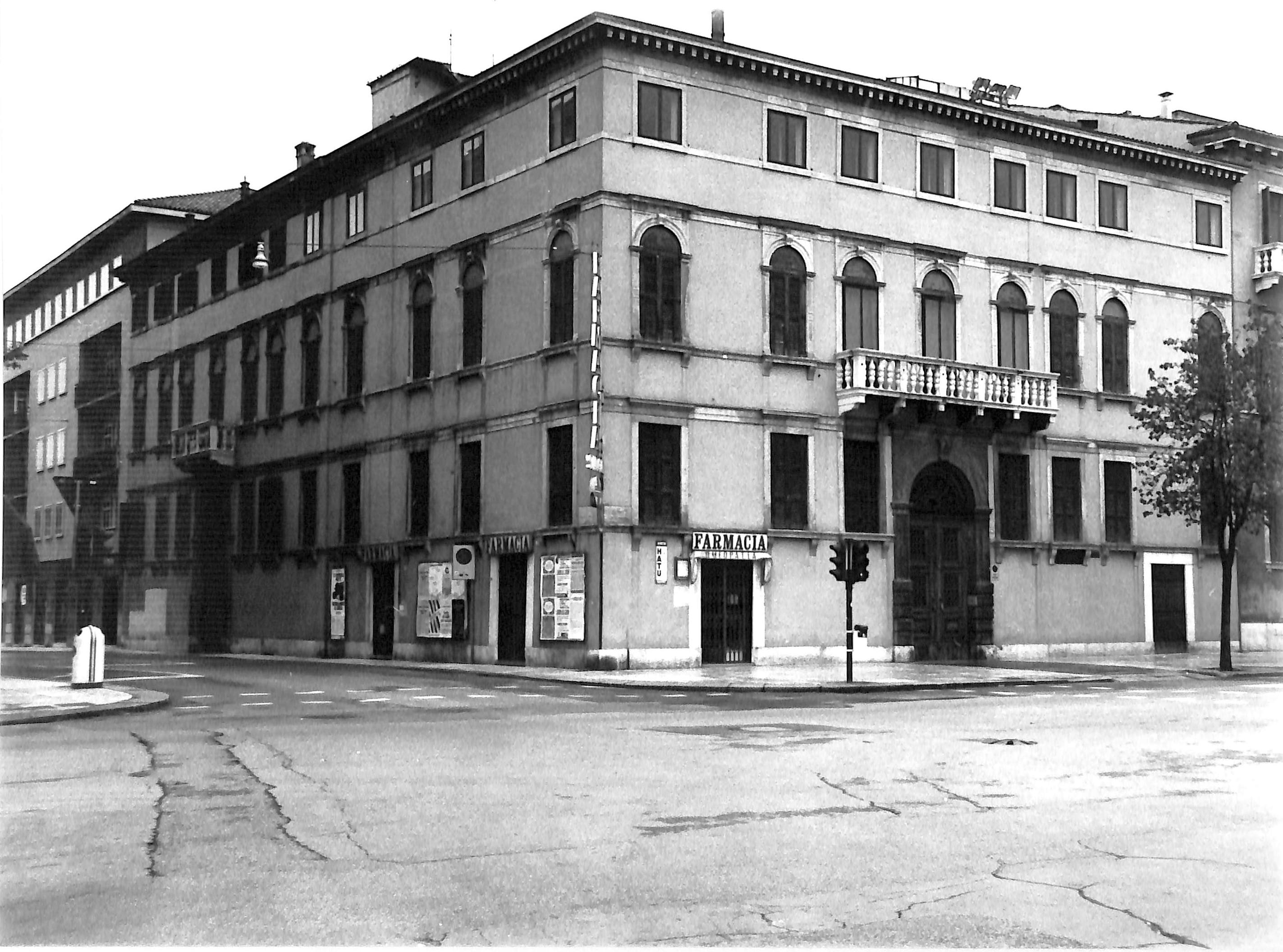 Palazzo Della Riva (palazzo) - Verona (VR)  (XVII, inizio)