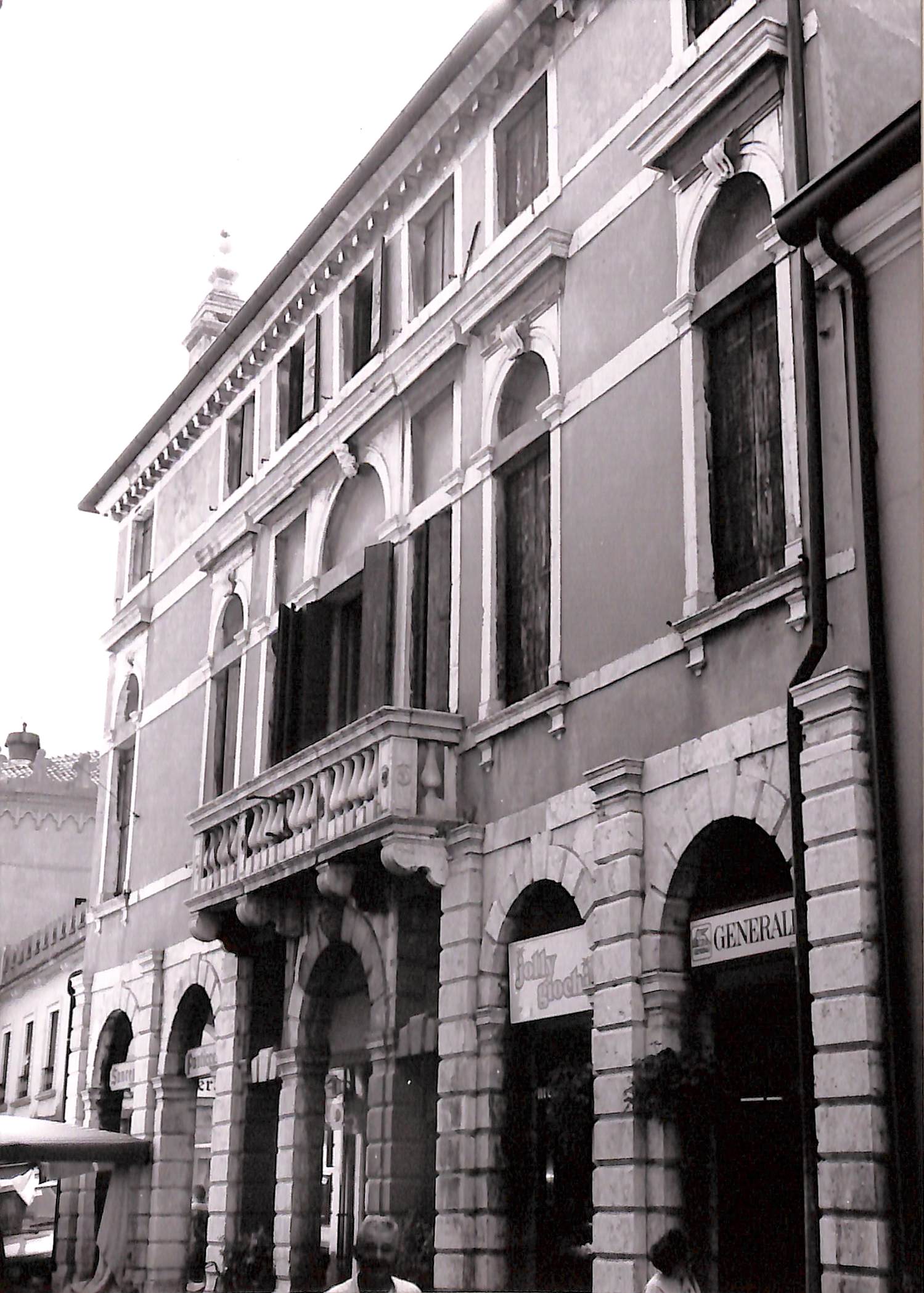 Palazzo Bassi ora Meneghin (palazzo, signorile) - Badia Polesine (RO)  (XVII, inizio)