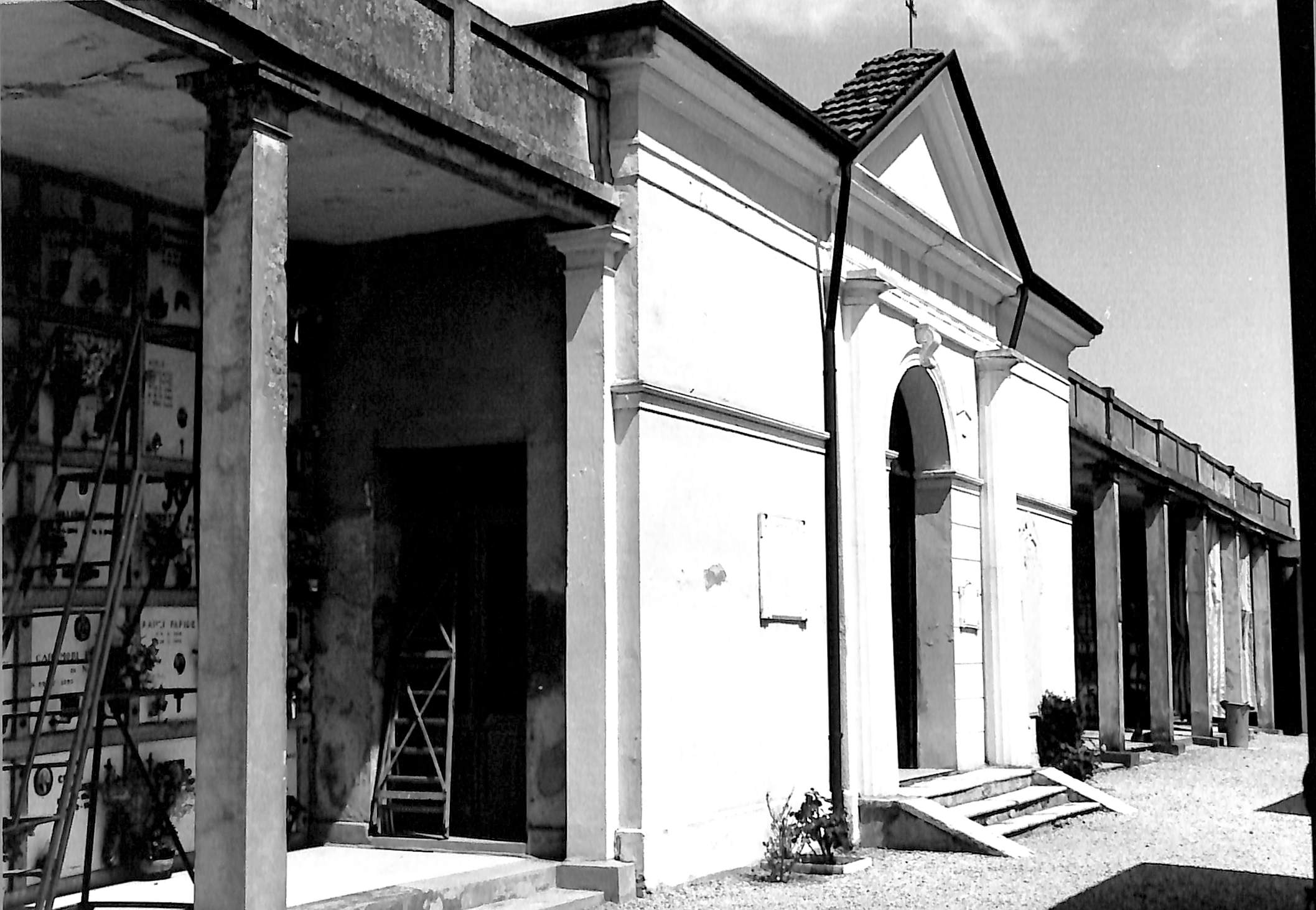 Cimitero comunale di Castelnovo Bariano (cimitero, comunale) - Castelnovo Bariano (RO)  (XIX, metà)