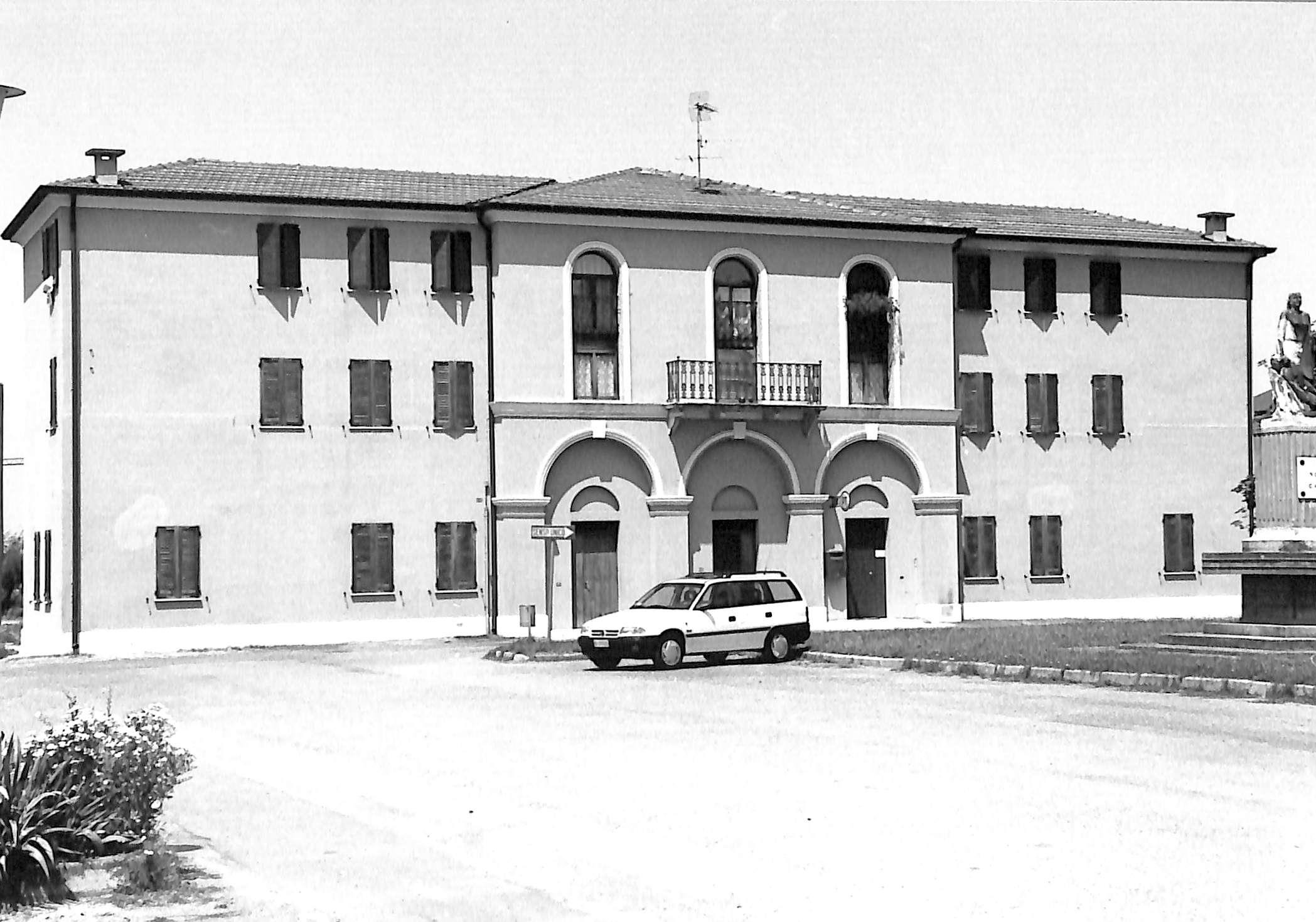 Palazzo del Comune e delle Poste e Telecomunicazioni (palazzo, comunale) - Castelnovo Bariano (RO)  (XIX, metà)