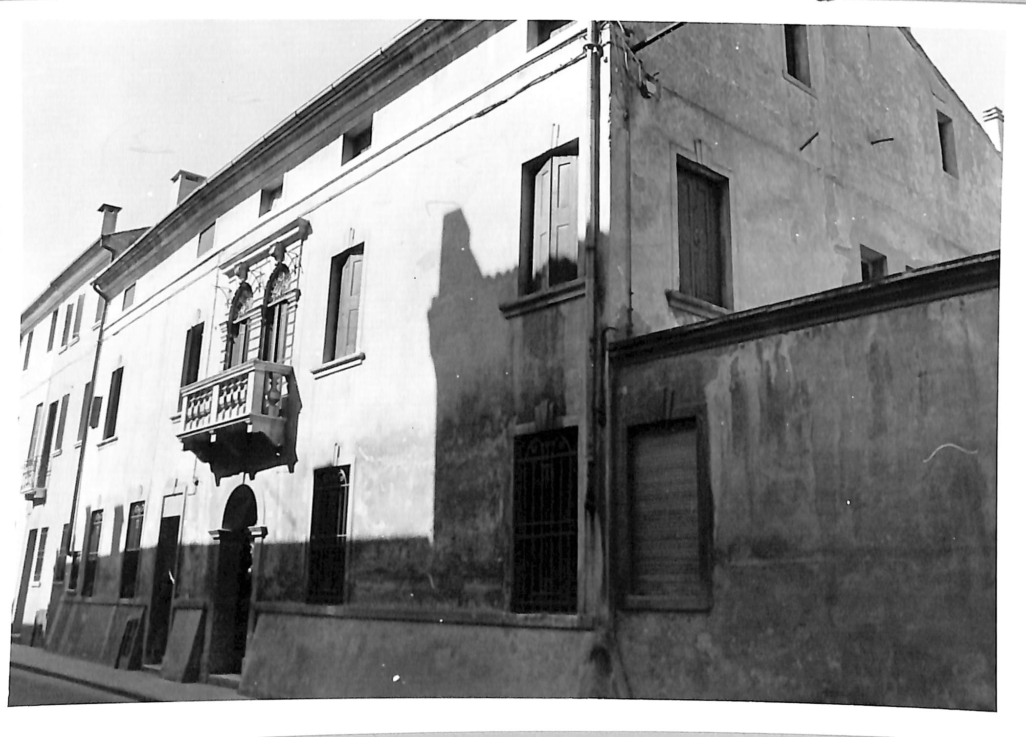 Palazzo Gherardini ora Maletta (palazzo, nobiliare) - Lendinara (RO)  (XVI)