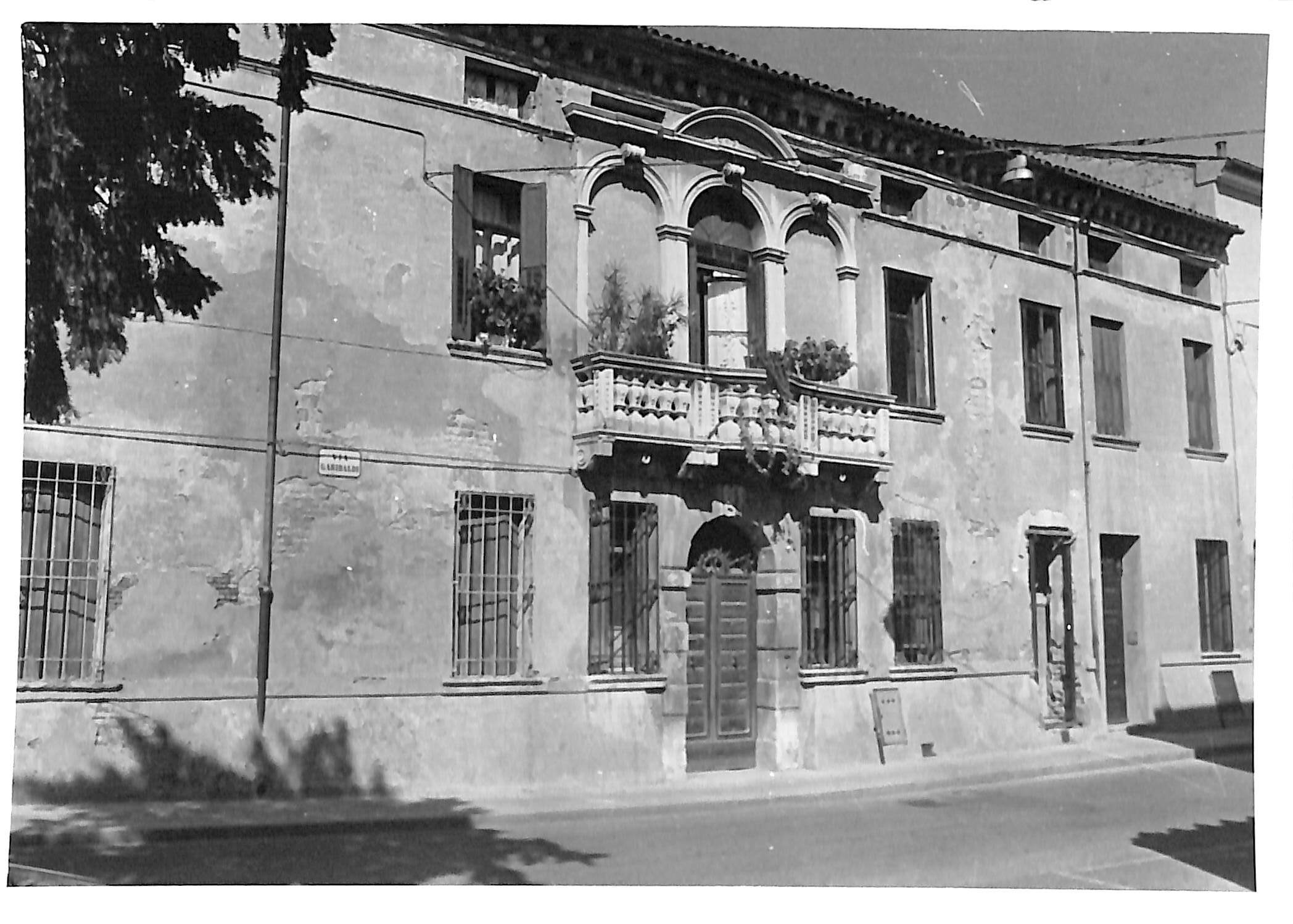 Palazzo de Zaccaria (palazzo, nobiliare) - Lendinara (RO)  (XVI)