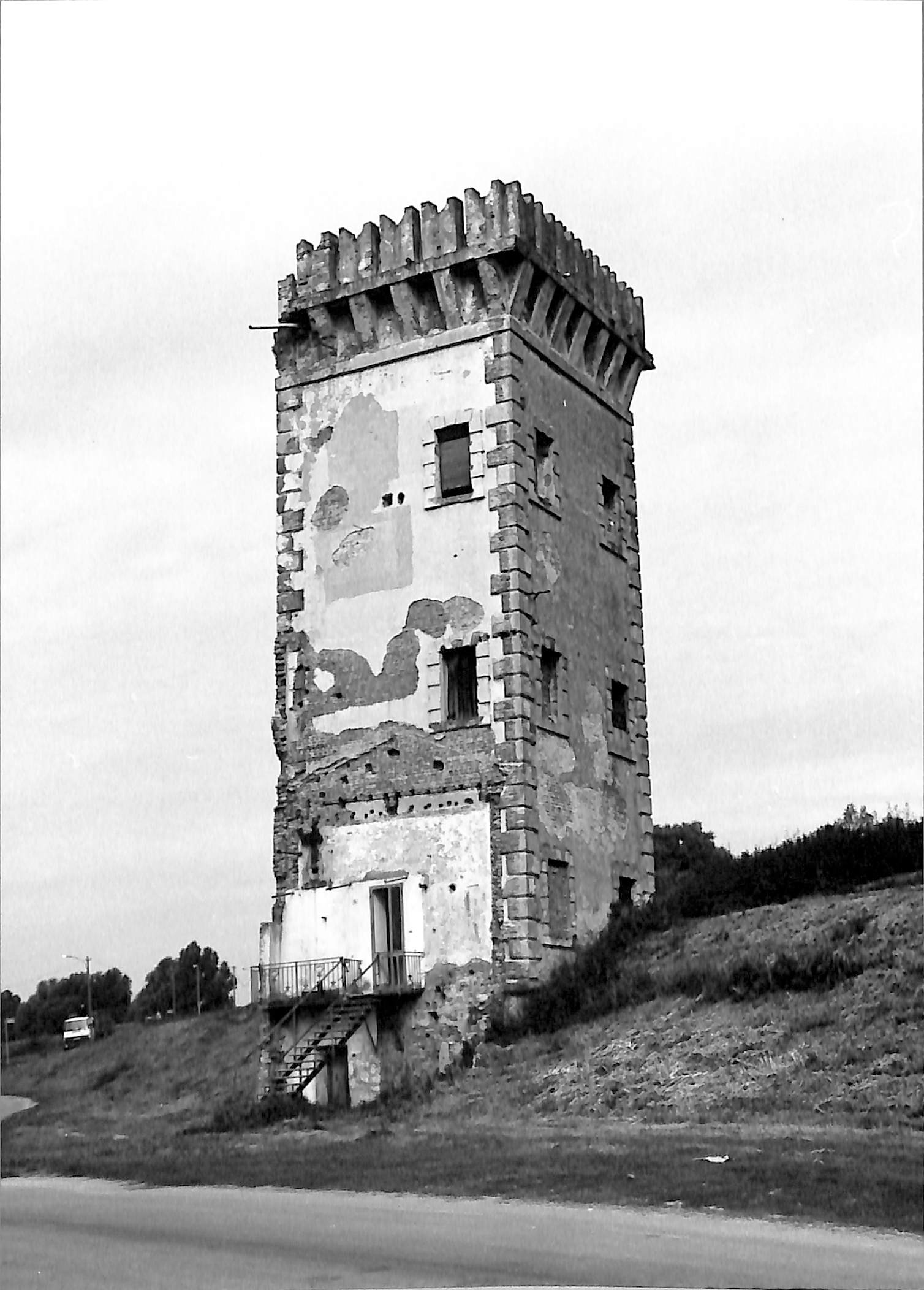 Resti della villa Morosini (torre) - Lusia (RO)  (XVII, metà)