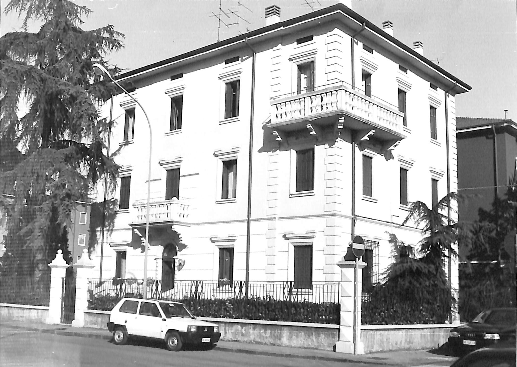 casa - Verona (VR)  (XX, prima metà)