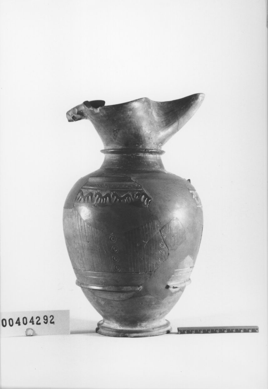 oinochoe a becco (VI sec. a.C)